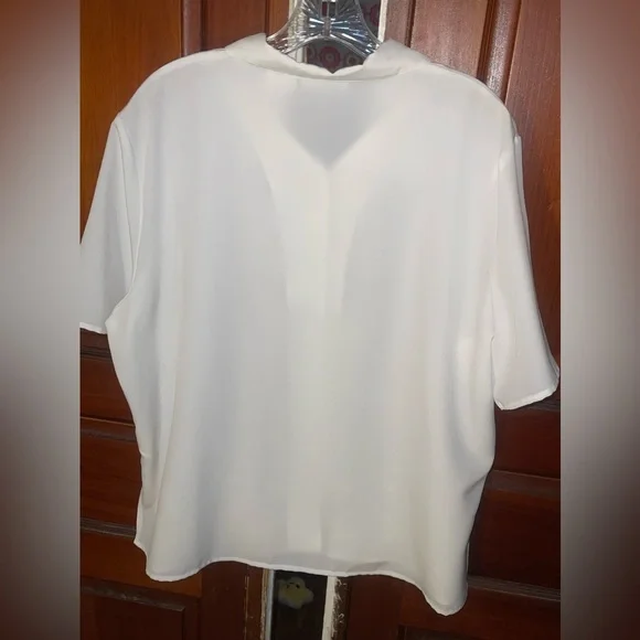 Christie & Jill Brand White with Embroidered Collar Blouse. Size 18 - Picture 6 of 6